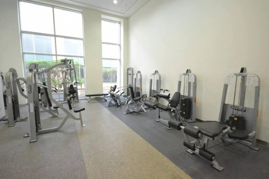 Center With Burj View! Апартаменти Дубай