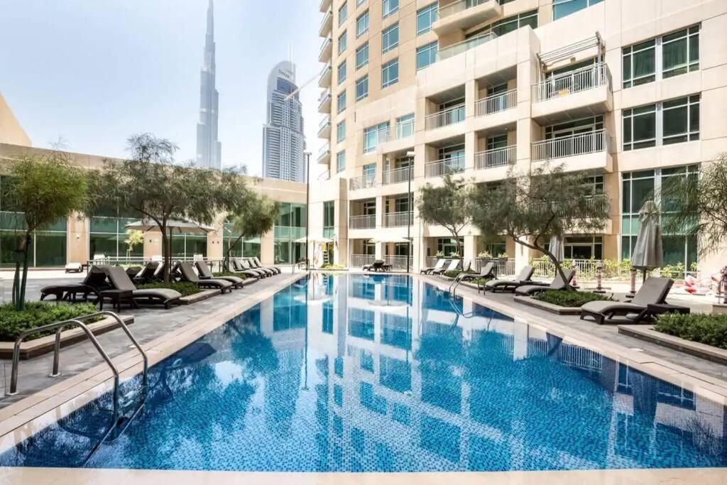Center With Burj View! Апартаменти Дубай